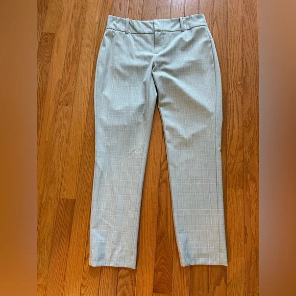 Calvin Klein
Dress pants
Gray/white
Size4 waist 15.5”inseam 26.5”hip 17” - Picture 1 of 5